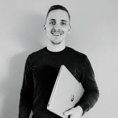 Close up foto van Thomas De Smet - oprichter van Udesite Andere bedrijven ondersteunen met hun online verhaal, dat is de doelstelling van Udesite.